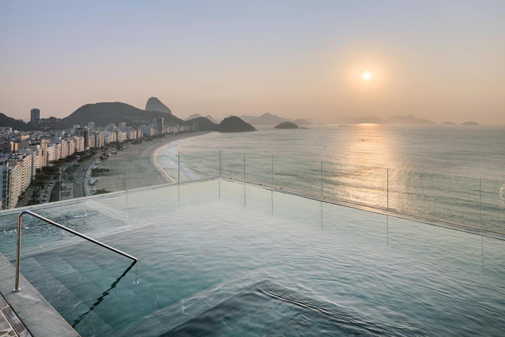Rio Othon Palace Rio de Janeiro Dış mekan fotoğraf The pool deck of the hotel