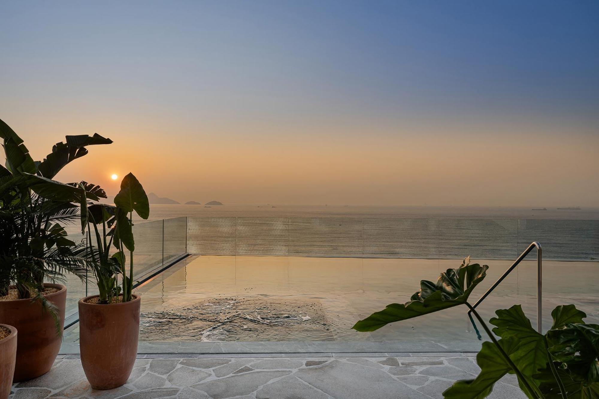 Rio Othon Palace Rio de Janeiro Dış mekan fotoğraf The pool deck of the hotel